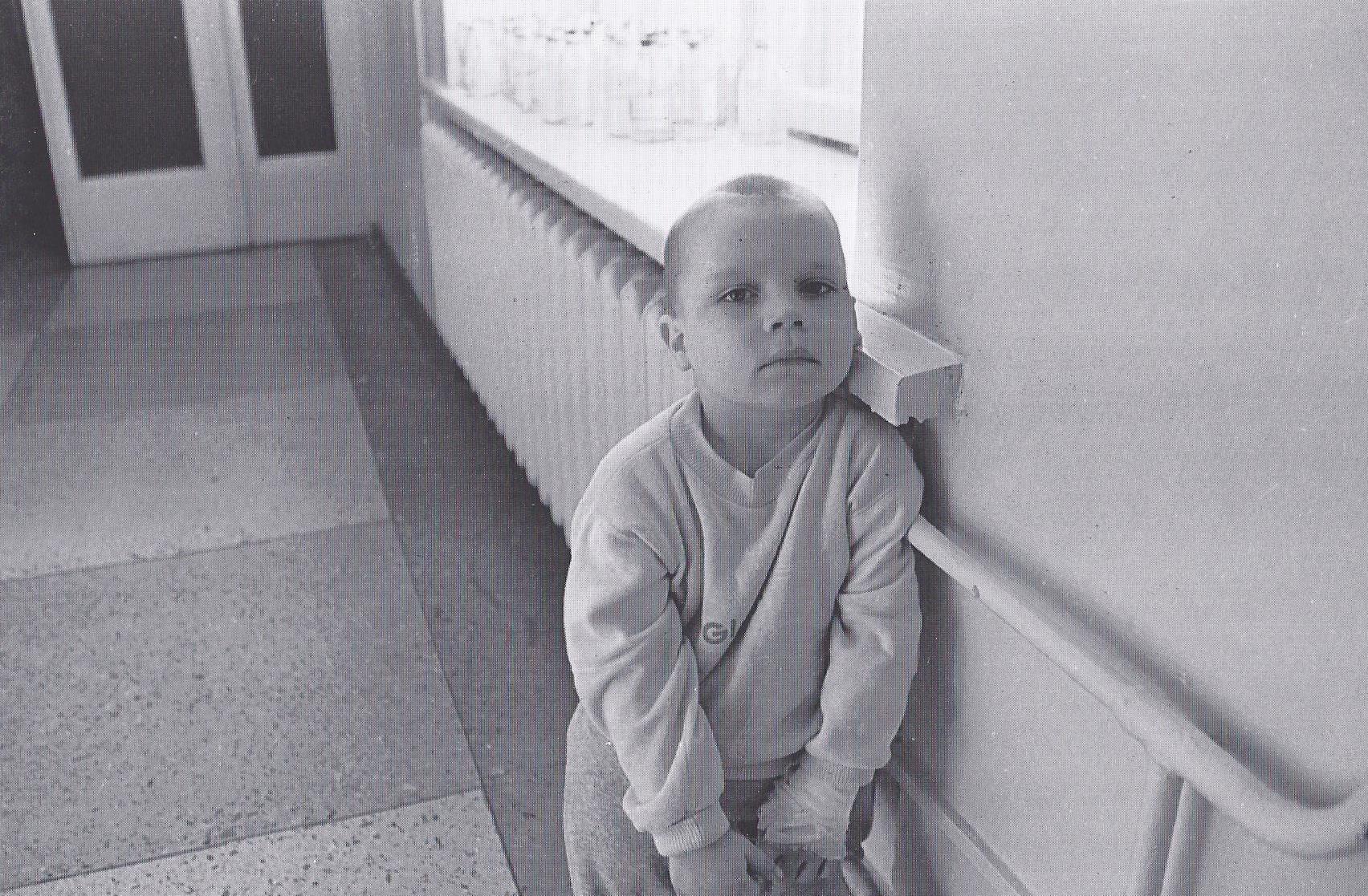 An der Fensterbank. Vitalij war ein Waisenkind, er starb an Leukämie. (1995)