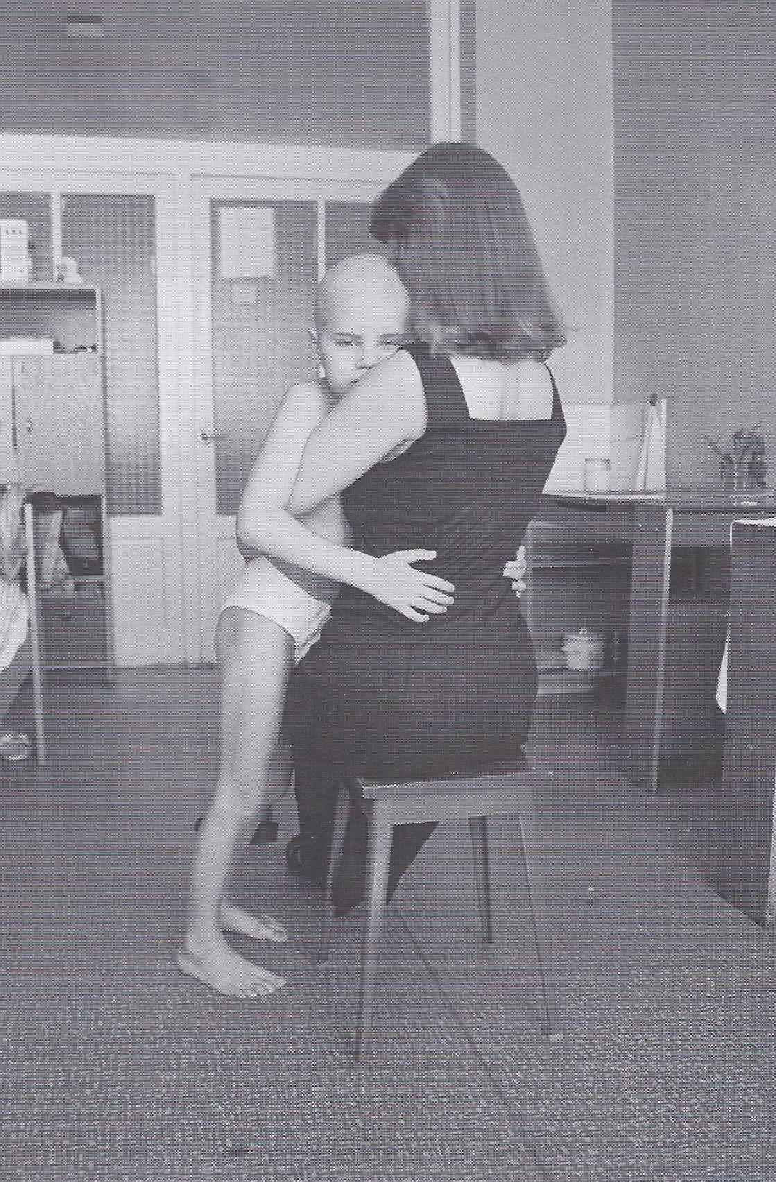 Zusammen mit der Mutter läuft die Behandlung des siebenjährigen Dima: Er leidet an Leukämie. (1995)