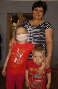 Eine Mutter mit ihren Kindern, eines davon leidet an Leukämie